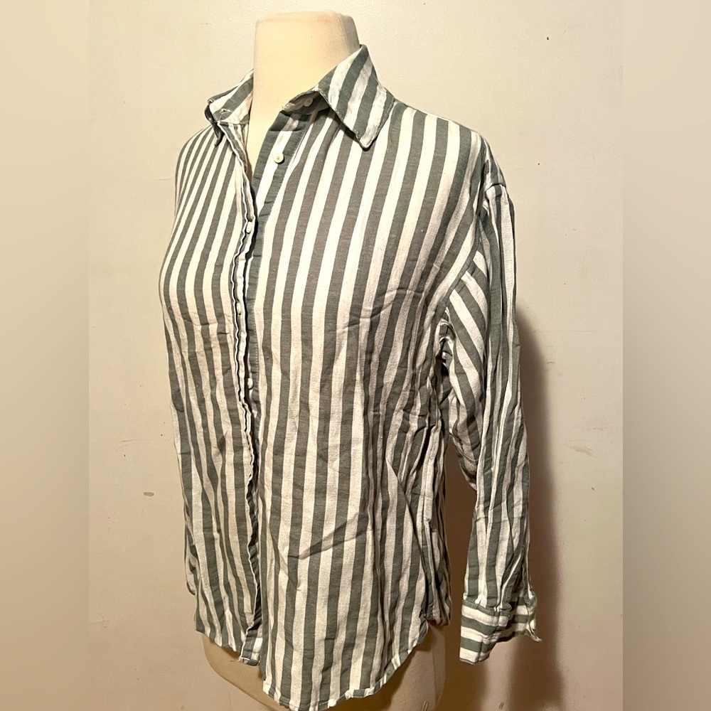 Stradivarius poplin shirt in khaki stripe Size S